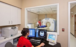 проведение диагностики на томографе